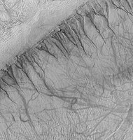 Ravinas em uma parede da cratera Kaiser, região do Quadrângulo de Noachis. Geralmente, ravinas são encontrados em apenas uma parede de uma cratera. Imagem fotografada pela Mars Global Surveyor.