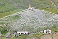 Kap Deschnjow mit Leuchtturm (Deschnjow-Monument) und aufgegebener Siedlung Naukan