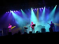King Crimson - Dour Festival 2003 Dari kiri ke kanan: Trey Gunn, Adrian Belew, Robert Fripp dan Pat Mastelotto di belakang