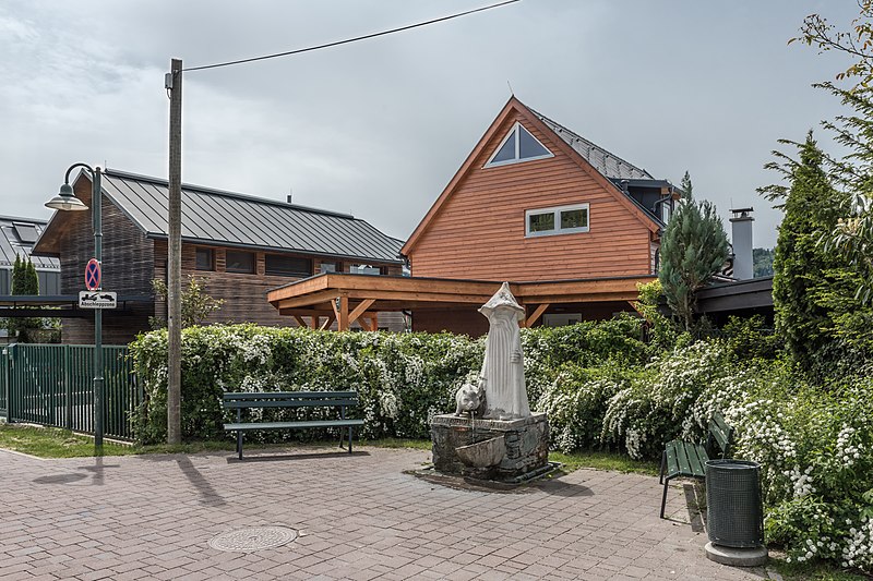 File:Klagenfurt Sankt Martin Friedelstrand Antonius-Brunnen 08052017 8301.jpg