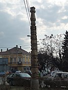 Kopjafa a Szabadság tér keleti sarkán, Gyergyószentmiklós.jpg