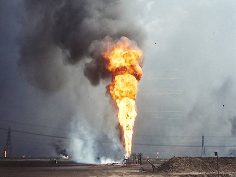 File:Kuwaiti Oil Well Fire.jpg