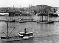 Norska kvarstadsbåtar ligger förtöjda längst in i Göteborgs frihamn i början av andra världskriget. Stävarna är vända mot land för att försvåra "rymning".