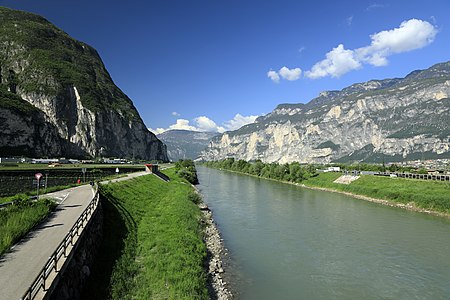 River Etsch / Adige. Von den Gletschern ausgefrästes Trogtal in der Salurner Klause,