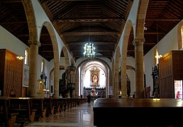 Interior de la iglesia y naves laterales.