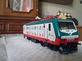 Riproduzione A.C.M.E. in scala H0 della locomotiva FS E.464.464 in livrea Celebrativa QUATTROSEIQUATTRO (A.C.M.E. 60045), realizzata per celebrare l’unità numero 464 del gruppo delle locomotive E.464, nel 2009.