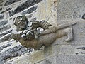 Le Tréhou : église paroissiale Sainte-Pitère, chevalier sculpté au chevet de l'édifice.