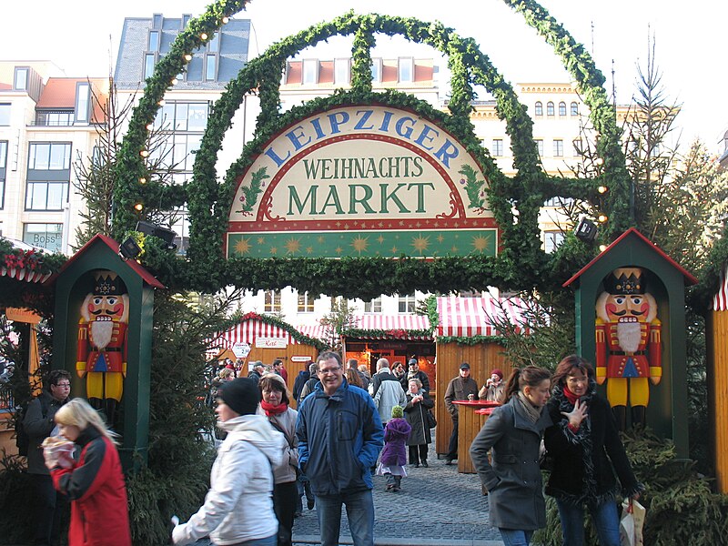 File:Leipziger Weihnachtsmarkt Eingang.jpg