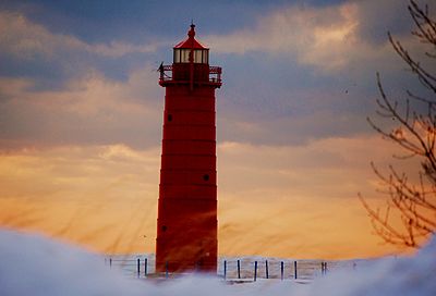 File:Lighthouse_in_Muskegon,_Michigan_at_Pere_Marquette_Beach.jpg