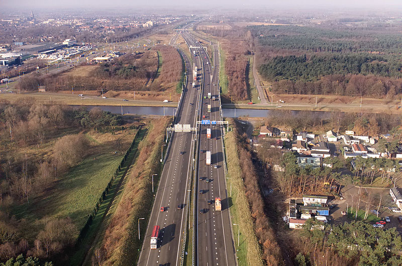 File:Luchtfoto van RW2 nabij Best de Airbornebrug over het Wilhelminakanaal ID270706.jpg