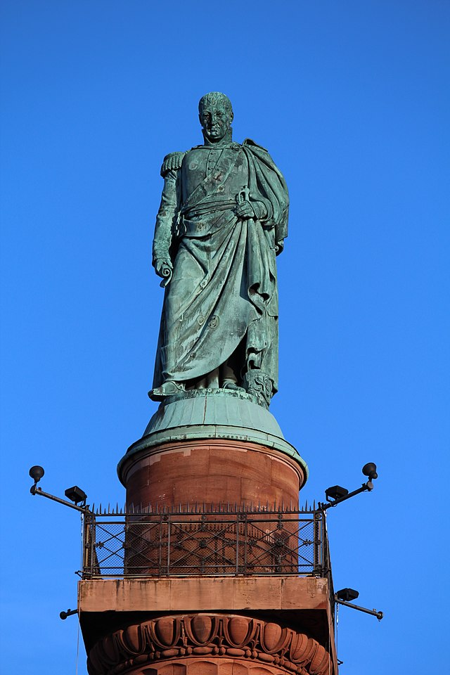 Großherzog Ludewig I. in Bronze auf dem Ludwigsmonument: In seiner rechten Hand hält er eingerollt die Verfassungsurkunde