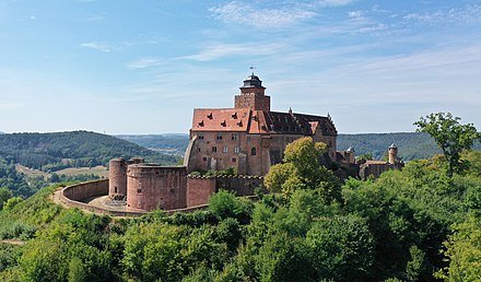Der Breuberg mit der gleichnamigen Höhenburg Burg Breuberg bei Neustadt
