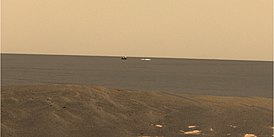 "Look" van de Opportunity-rover op het zuidwestelijke deel van het Meridian-plateau;  De afbeelding toont de capsule en parachute die werden gebruikt om de rover te laten landen.