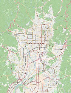 Mapa konturowa Kioto, blisko centrum na prawo znajduje się punkt z opisem „Sanjūsangen-dō”