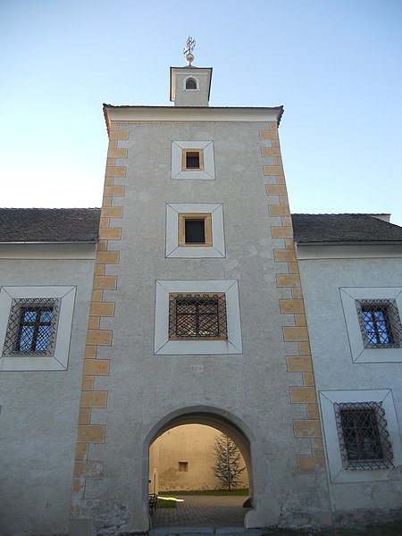 File:Mariahof Pfarrhoftorturm.JPG