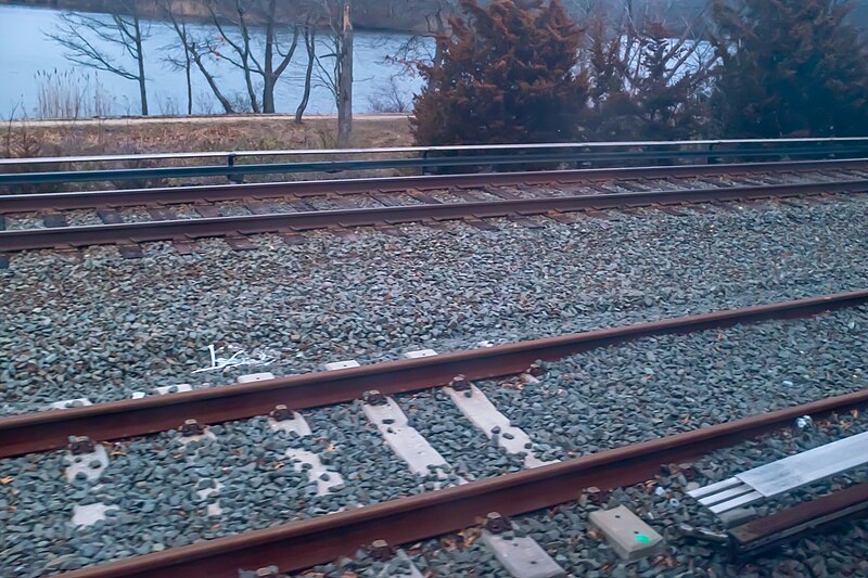 File:Massapequa Pocket Track with Third rail.jpg