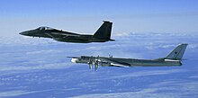 Eine F-15C begleitet eine russische Tu-95 (Bear) vor der Küste von Alaska