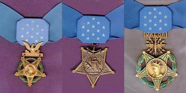 A Medal of Honor három különböző változata: szárazföldi erő, haditengerészet, légierő.