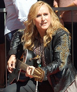 Melissa Etheridge had the first number one of 1995. MelissaEtheridgeGuitarHWoFSept2011.jpg