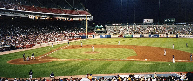 File:Milwaukee County Stadium 22 games to go.jpg