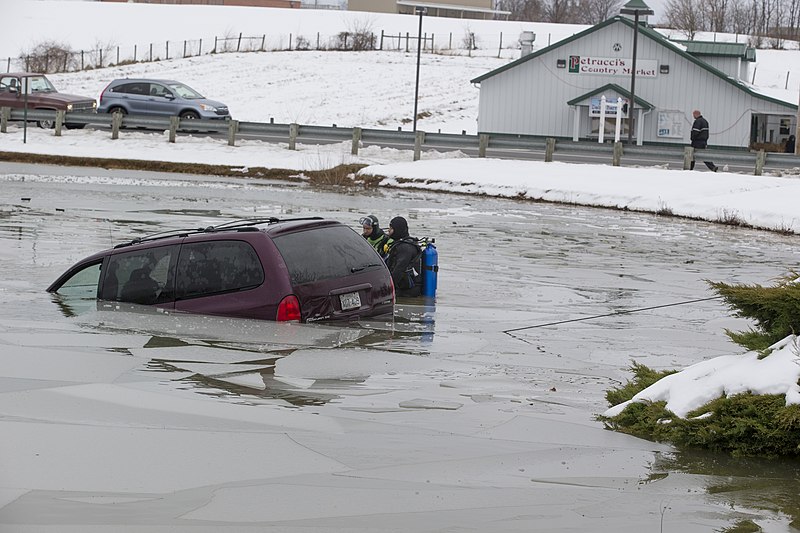 File:Minivan into a pond, Drunk Driving Accident (8335122857).jpg