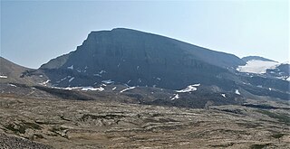 <span class="mw-page-title-main">Mistaya Mountain</span> Mountain in the country of Canada