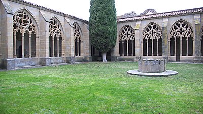 Les arcades du cloître vues depuis le jardin.