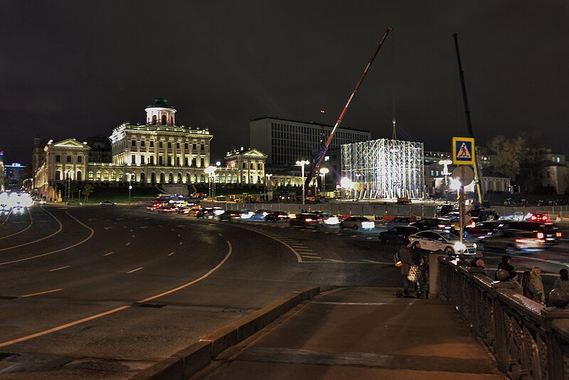 File:Moscow, Borovitskaya Square, construction of St.Vladimir monument (30924008724).jpg