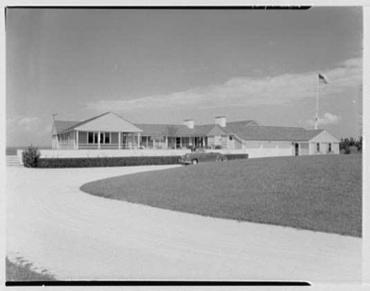 Файл:Mr. and Mrs. Lawrence W. Miller, residence in Nantucket, Massachusetts. LOC gsc.5a19864.tif