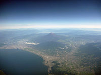 駿河湾と千本松原、背後は愛鷹山と富士山