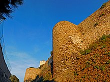 Fotografia de uma muralha com duas torres.