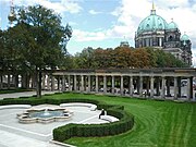 Blick über den Kolonnadenhof zum Berliner Dom.