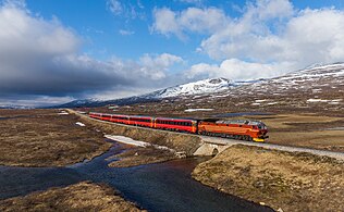 Een trein op de Nordlandlijn met locomotief Norges Statsbaner's Di 4 654. Hij kruist de Saltfjellet. Mei 2018.