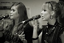 Dvě dívky z islandské dívčí skupiny Nylon.