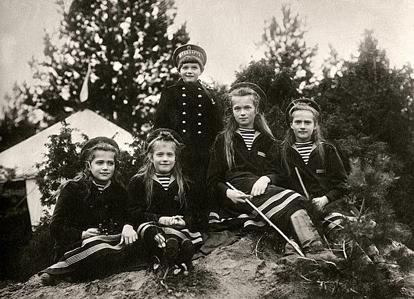 From left to right: Maria, Anastasia, Alexei, Olga and Tatiana at the Gulf of Finland, 1908