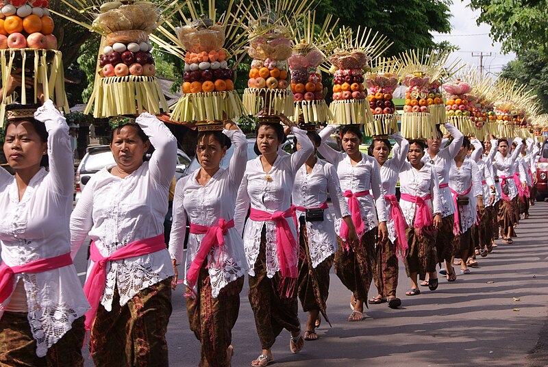 চিত্র:Odalan procession.JPG