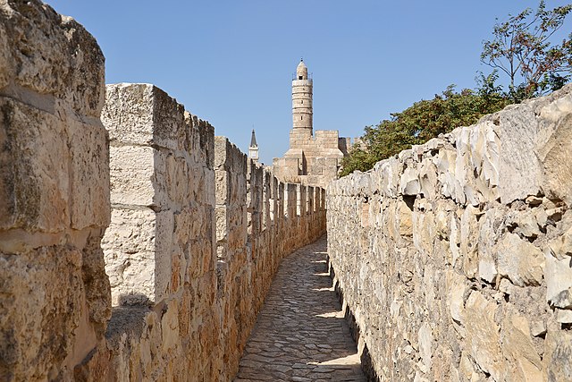 חומות העיר העתיקה בירושלים (ברקע: מגדל דוד