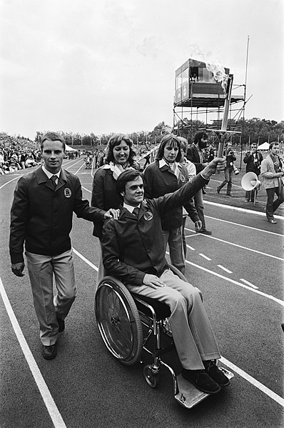 File:Opening Olympische Spelen voor Gehandicapten in Arnhem Nederlandse deelnemers m, Bestanddeelnr 930-8892.jpg