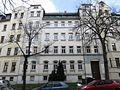 Mietshaus in geschlossener Bebauung mit Vorgarten