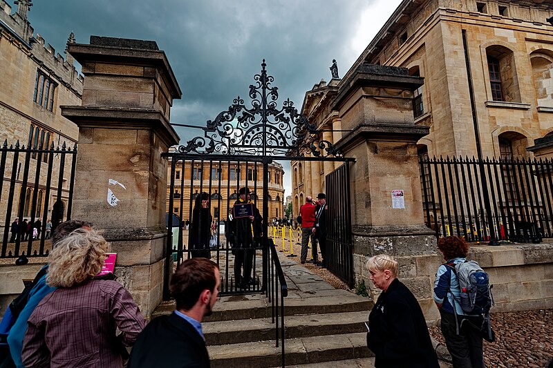 File:Oxford - Catte street - Graduation ceremony in the Sheldonian theatre (june 2011) 03.jpg