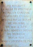 Vlevo spálení Královské hudební akademie v roce 1763;  uprostřed pohled na současné budovy (Palais-Royal) s napravo pamětní deskou sledující události, ke kterým na tomto místě došlo.