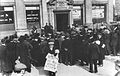 Des foules devant Oceanic House après l'annonce du naufrage du Titanic en 1912.