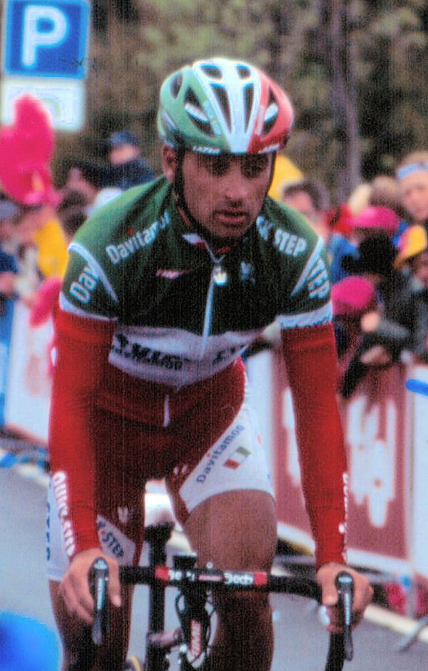 Paolo Bettini wearing the National Champion's jersey in 2004.