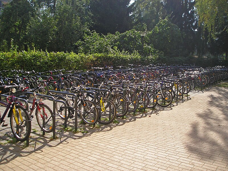 File:Parcheggio bici Berlino.jpg