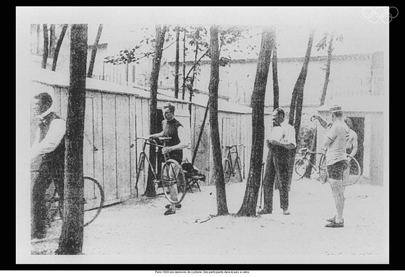 File:Paris 1900 - Cycling - Participants in the bicycleenclosure.jpg