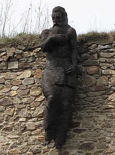 Socha Mikuláše Biskupce z topolového dřeva, 280 cm vysoká, autor Matouš Háša (2009); umístěna je na městských hradbách Pelhřimova, zhruba v polovině ulice Příkopy