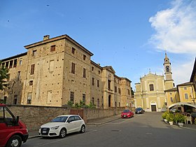 Piazza Bonifacio Meli Lupi (Soragna) - rocca Meli Lupi e chiesa di San Giacomo 2019-06-18.jpg