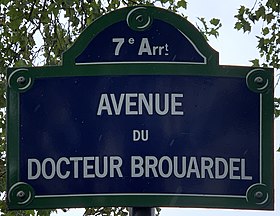 Voir la plaque.