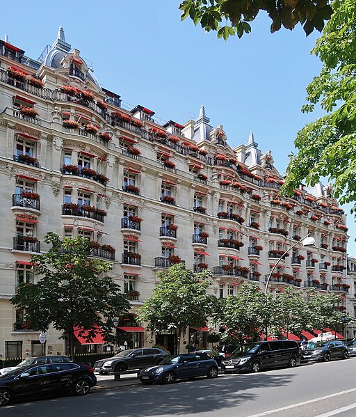 File:Paris 75008 Avenue Montaigne 23 Hôtel Plaza-Athénée 20130810