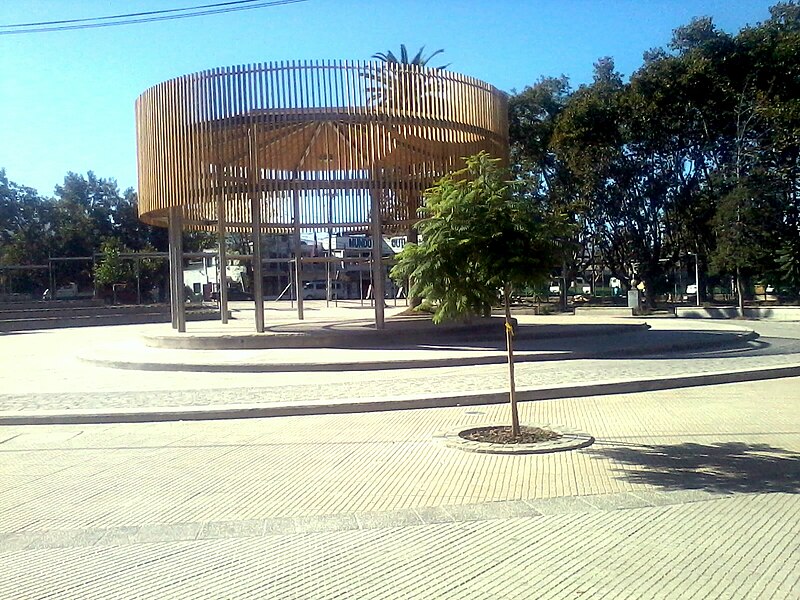 File:Plaza centro Colina.jpg
